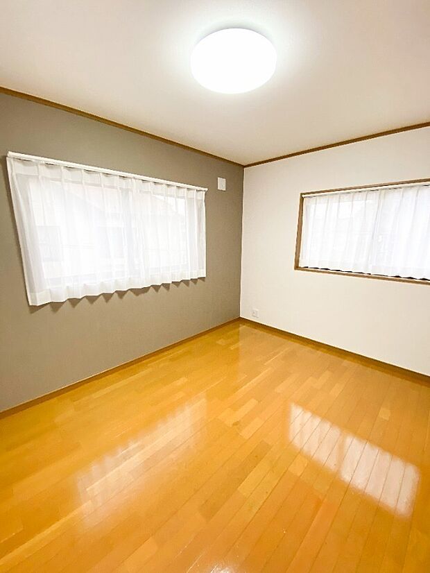 2階洋室6.0帖　3面採光で明るいお部屋　収納たっぷり1間半