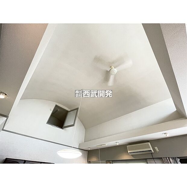【洋室】ロフト付きの洋室は天井が高く開放感も感じられます。