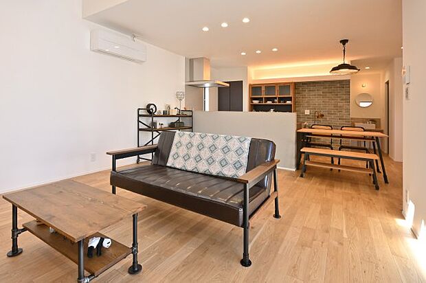 キッチン背面のインダストリアルなタイルが映える、温かみのある空間。