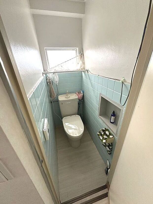 【4階部分】 節水はもちろんお手入れのしやすさが特徴の温水シャワー機能付きトイレ。いつでも清潔なトイレを保てます。 