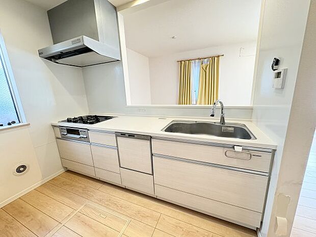 2600型キッチンで調理スペースも確保できる広さです。システムキッチンや食洗機など設備も充実しております。