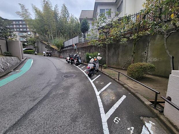 バイク置き場：管理が行き届いています。