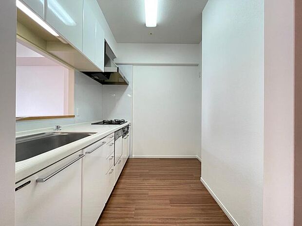 ホワイトのキッチンは清潔感あふれる爽やかな空間！