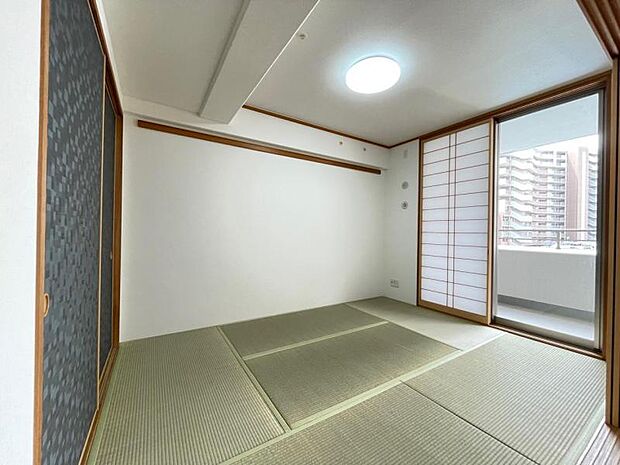 和室6帖：リビングにつながった和室スペースは、おむつ替えやお昼寝に最適です。