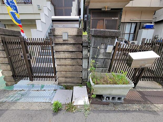 玄関へと続く階段には、植木を置いたりとお好みの空間が作れます☆