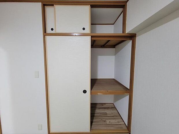 和室6帖：押入収納は上部と下部に分かれた2段構造になっているため、荷物の出し入れがしやすいです。