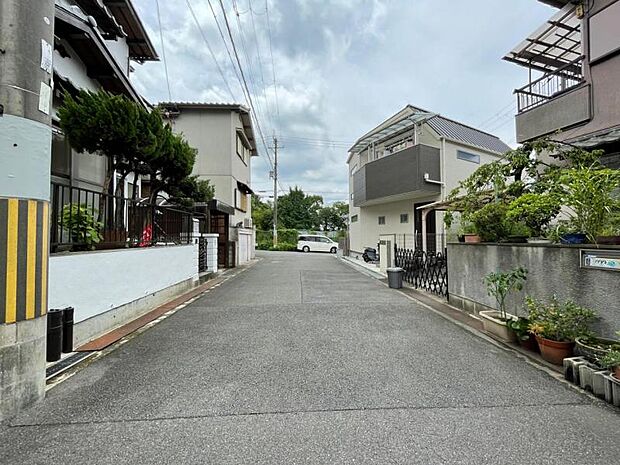 車通りの少ない前面道路でお子様にも安心。