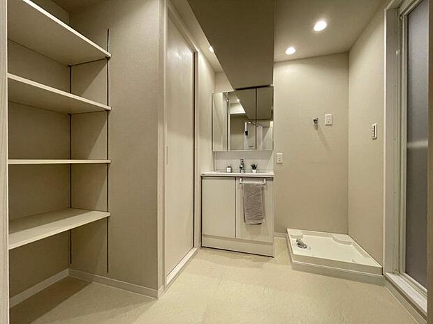 収納スペースがしっかりと備えられた洗面室はすっきり片付きます！
