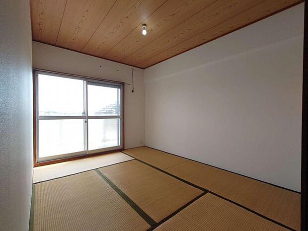 和室6帖：リビングにつながった和室スペースは、おむつ替えやお昼寝に最適です。
