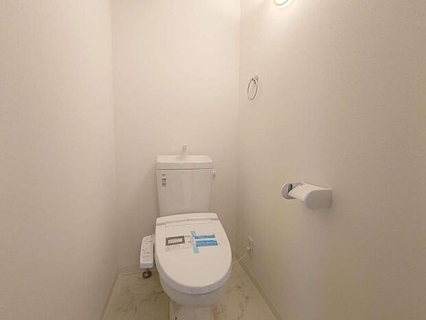 ホワイトのトイレは清潔感がありますね