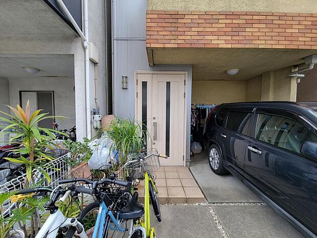 玄関前は自転車などを置いても、十分なスペースが確保できます。