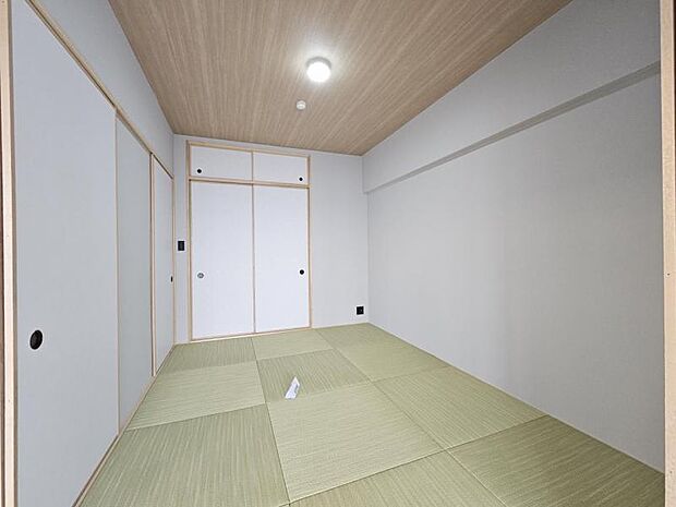 和室6帖：フチなし畳ですっきり！リビングとつなげて使用も可能ですね！