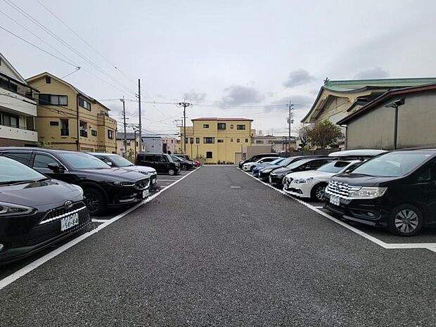 ゆったりとした敷地内駐車場で駐車もらくらく！