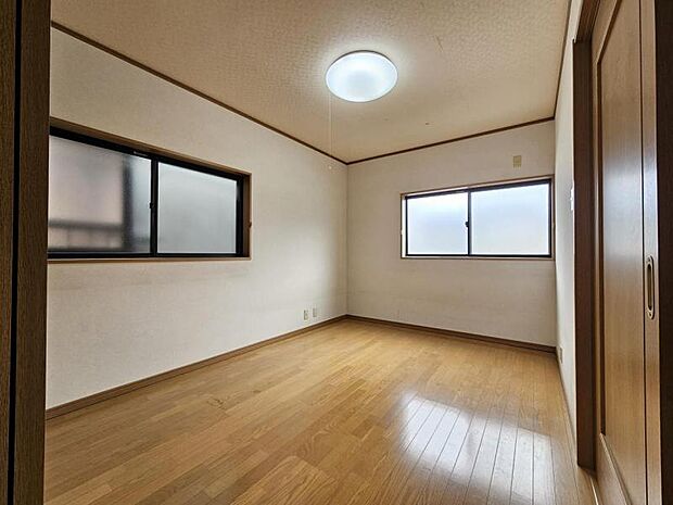 洋室6帖：2面採光を確保した明るい室内は、風通しも良く、大変居心地の良い空間！