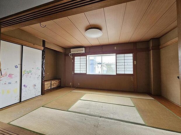 和室10帖：リビングにつながった和室スペースは、おむつ替えやお昼寝に最適です。