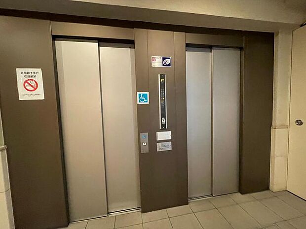 エレベーターは2基ありますので朝の忙しい時間帯もスムーズです。