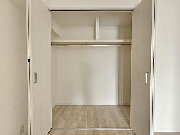 洋室6帖：収納充実ですっきりと整頓されたお部屋作りが可能です！