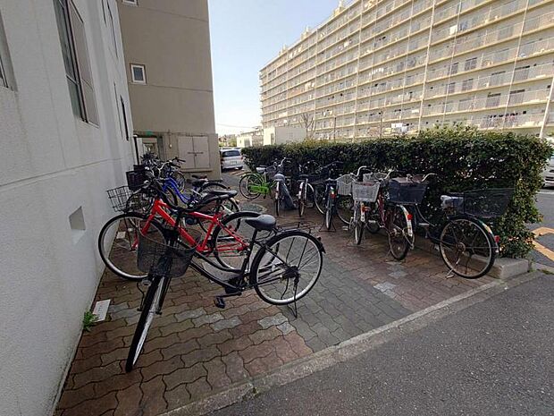 自転車の出し入れがしやすいゆったりとした駐輪スペースです。