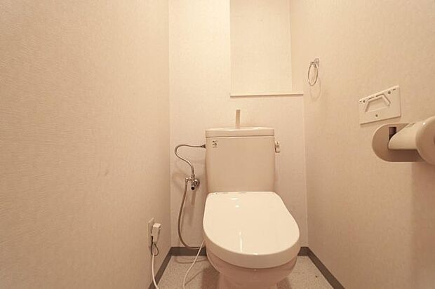 ホワイトのトイレは清潔感があって気持ちいいですね