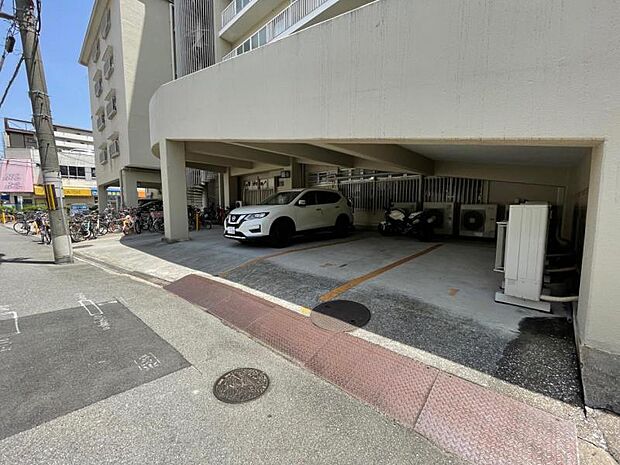 屋根付きの駐車スペースもありますよ！