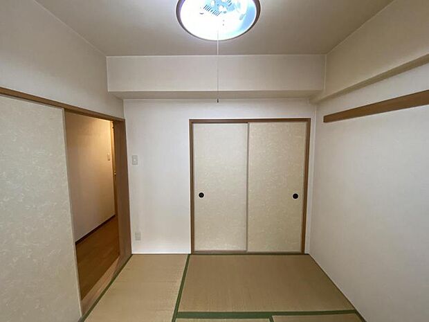 和室4．5帖：リビングにつながった和室スペースは、おむつ替えやお昼寝に最適です。