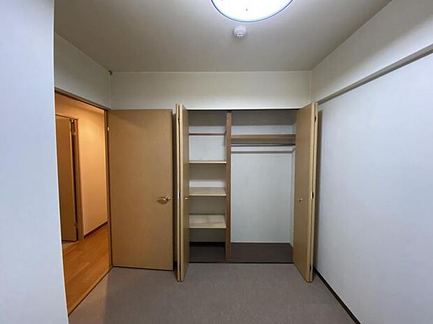 洋室4．3帖：全室収納スペース付き！お部屋を広くスッキリとお使いいただけます！