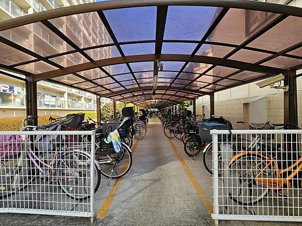 屋根のある駐輪スペース！整理された駐輪場で自転車の出し入れもらくらく！