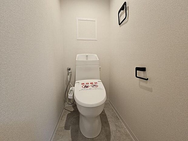 ホワイトのトイレは清潔感があって気持ちいいですね