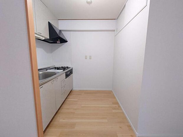 直線的な動線で作業がしやすい壁付け型キッチンを採用！