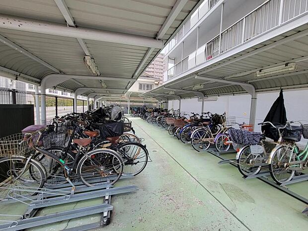整理された駐輪場で自転車の出し入れもらくらく！