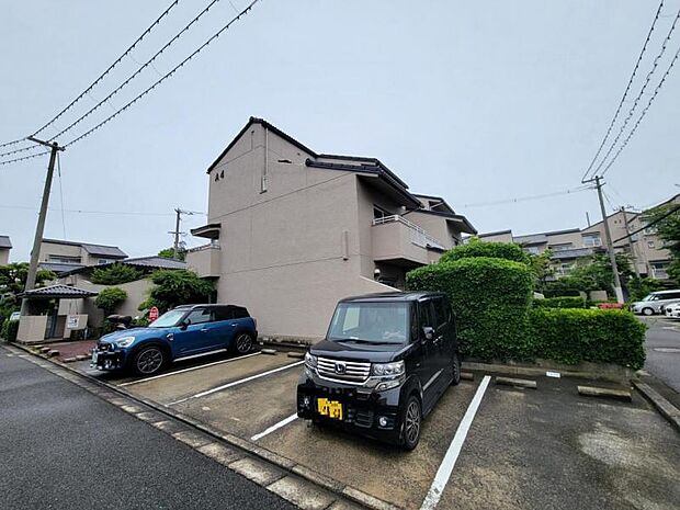 出し入れラクラクの平面駐車場！