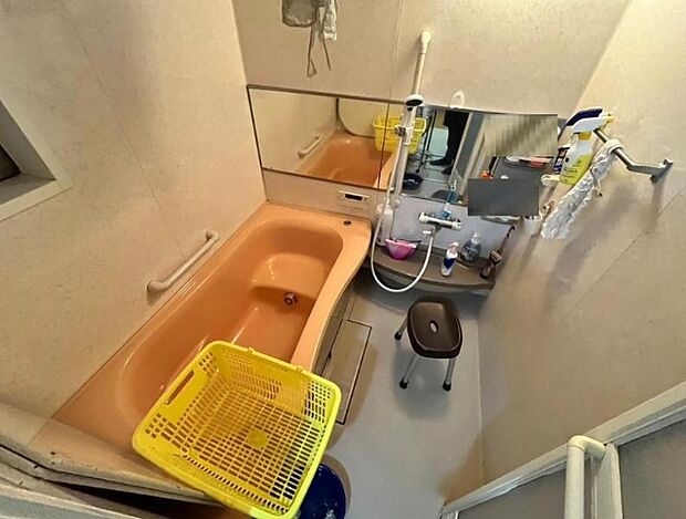 シャンプーなどが置ける台があるバスルーム！お掃除もしやすく便利ですね！