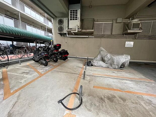 屋根付きのバイク置き場で雨に濡れず安心！