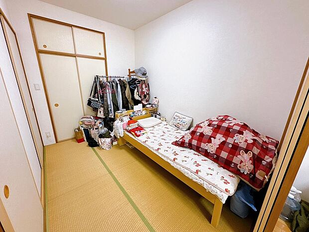 和室5帖のお部屋です。押入収納があるので衣替えなども安心ですね。