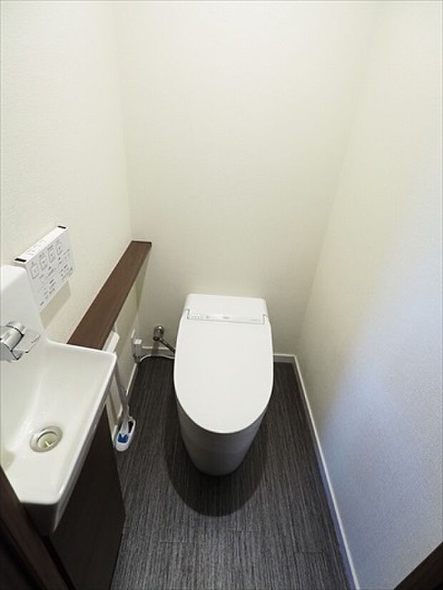 ロータンクのスタイリッシュなトイレ、温水洗浄機能付き、手洗いも別でついてます