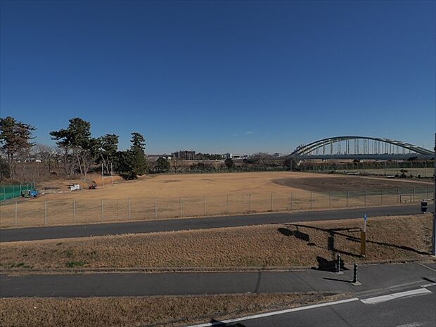 リビングからの眺望、多摩川方面を一望できます