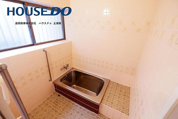【2024/3/28　浴室】タイル張りの浴室です！1坪ほど空間あるので、1坪タイプのユニットバスを入れても良いでね♪