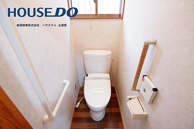 【2024/3/28　1階トイレ】洋式のトイレです♪温水洗浄便座と手すりもあり、年を重ねても安心して住めますね♪