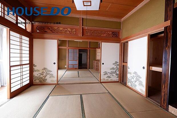 1階8帖和室(2)床の間や神棚がある本格的な和室です。二間続きの広々空間！
