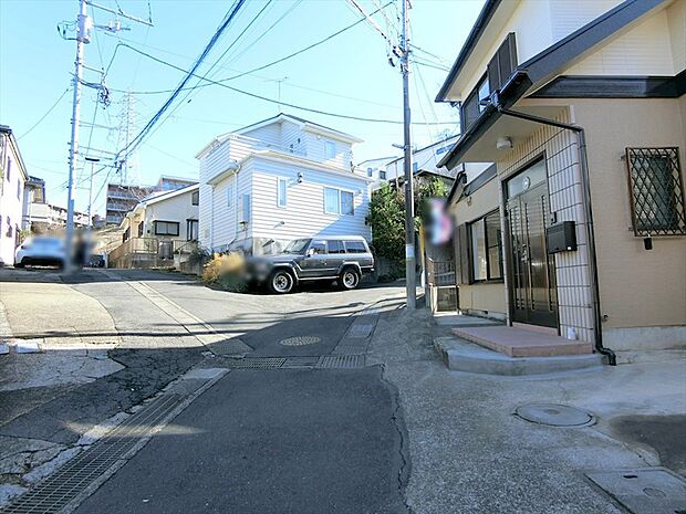 最寄りのバス停は徒歩5分。急行停車駅の「鷺沼」・「武蔵小杉」駅へアクセスが可能です。