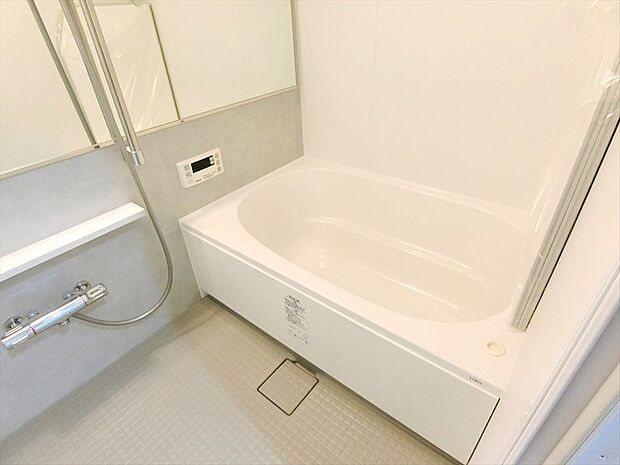 一新しされた浴室で快適なバスタイムを楽しめます。浴室換気乾燥機・追い焚き機能付きです。