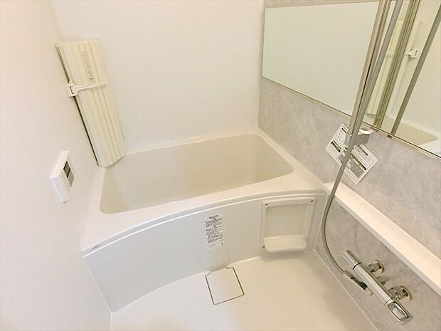 一新された浴室で快適なバスタイムを楽しめます・給湯器も新規交換されています。