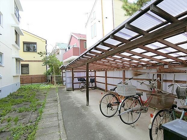 本物件に駐車場は付帯されません。バイク・自転車は無償で駐輪が可能です。