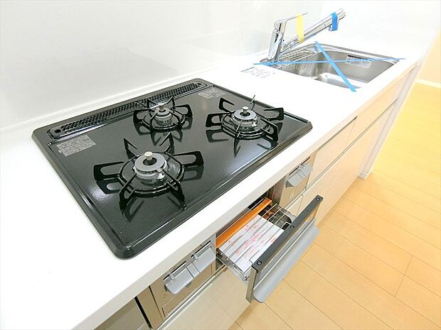 お料理も効率的に行える3口ガスコンロ。耐久性に優れたホーロートップはお掃除も簡単に行えます。