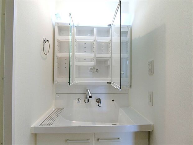 たっぷりの収納スペースが設けられた3面鏡付の洗面台。準備の時間も快適に行えますね。