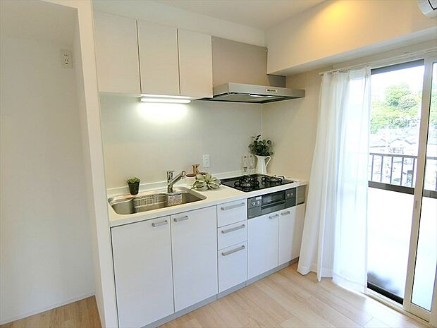 新規設置されたキッチンには浄水器・3口コンロ付き。快適な家事をサポートします。