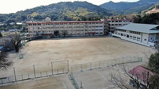 福平中学校【鹿児島市立福平中学校】は、平川町に位置する1947年創立の中学校です。令和4年度の生徒数は521人で、19クラスあります。校訓は「自主・好学・誠実・健康」です。 2400m