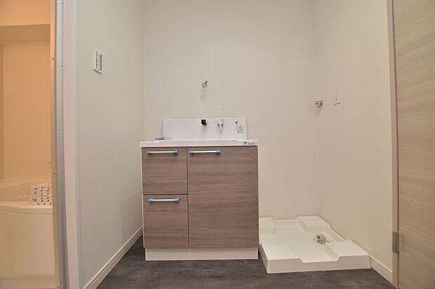トーカンマンション小松原の洗面室◇洗面台のミラーキャビネットはこれから設置されます。