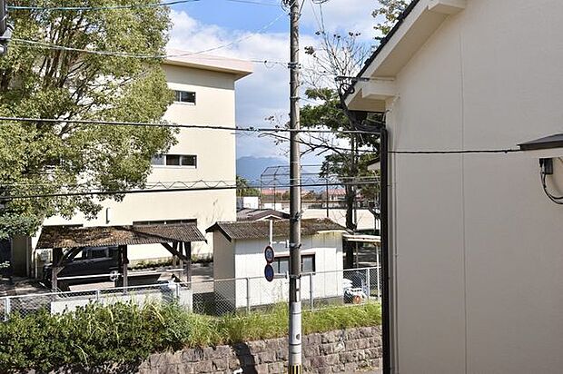 【バルコニーからの眺望】小学校校舎の向こうに側に桜島が見えます！