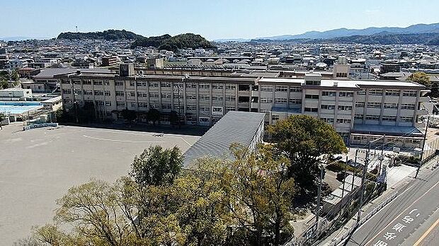 中山小学校【鹿児島市立中山小学校】は、中山2丁目に位置する1865年創立の小学校です。令和4年度の生徒数は1477人で、59クラスあります。校訓は「やさしく　かしこく　つよく」です。 1410m